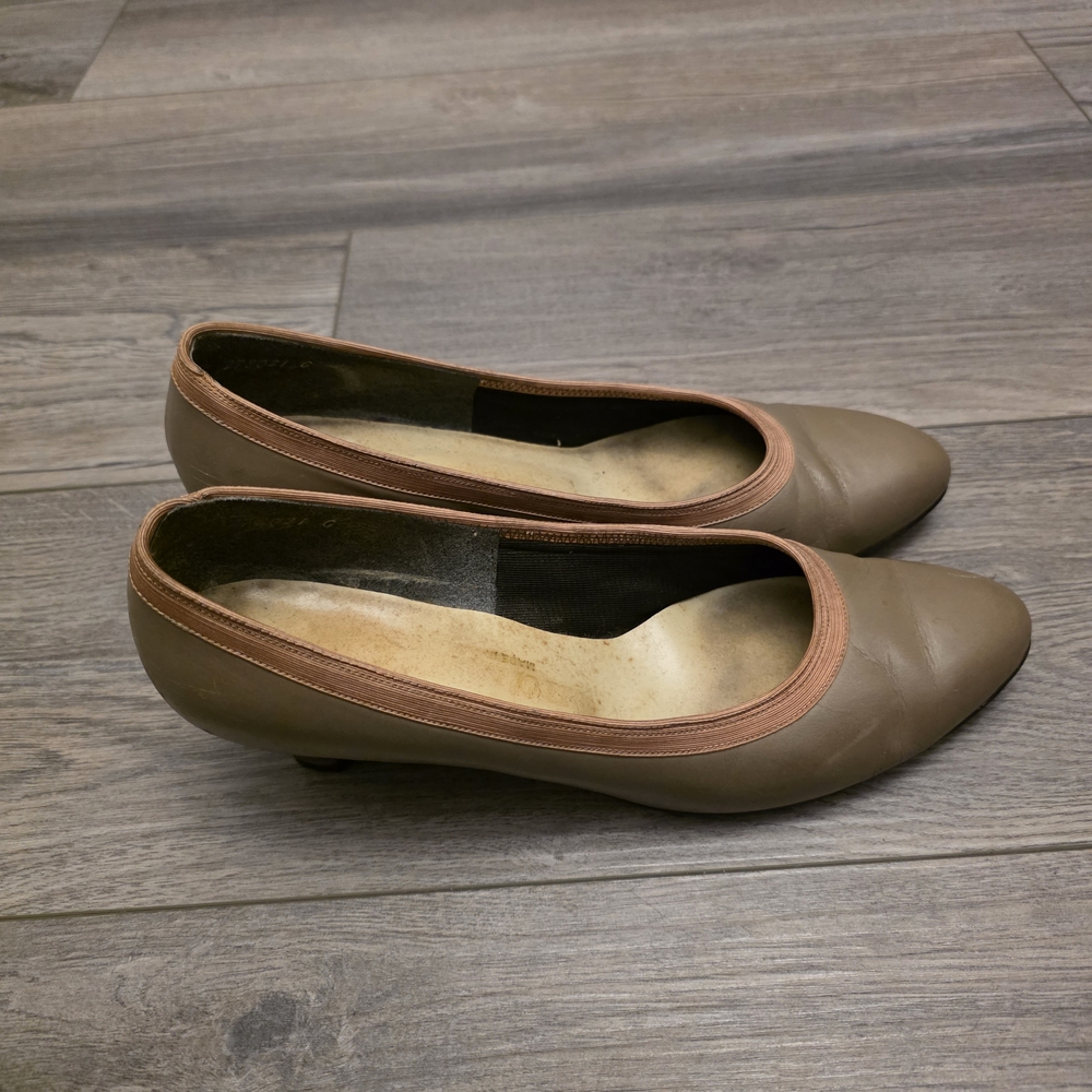 Vtg 70-80s Shoes Heels Pumps Leather with a Low Heel